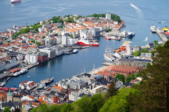 Stra&szlig;en und H&auml;user in der Altstadt von Bergen in Norwegen