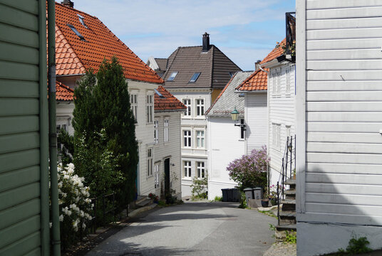 Stra&szlig;en und H&auml;user in der Altstadt von Bergen in Norwegen