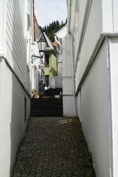 Stra&szlig;en und H&auml;user in der Altstadt von Bergen in Norwegen