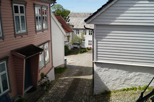 Stra&szlig;en und H&auml;user in der Altstadt von Bergen in Norwegen