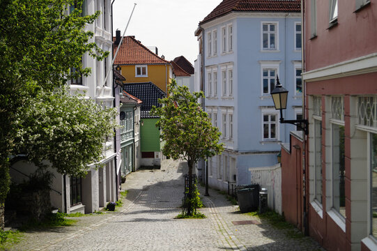 Stra&szlig;en und H&auml;user in der Altstadt von Bergen in Norwegen