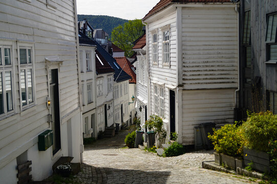 Stra&szlig;en und H&auml;user in der Altstadt von Bergen in Norwegen