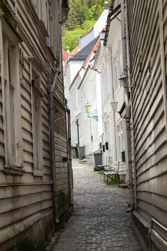 Stra&szlig;en und H&auml;user in der Altstadt von Bergen in Norwegen