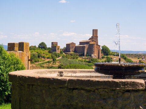 Italia, Lazio, il paese di Tuscania. Basilica di San Pietro.