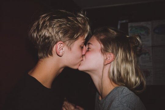 Cute Teen Couple&rsquo;s First Kiss After Weeks of Teasing