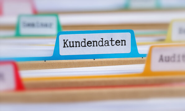 Akten mit der Beschriftung Kundendaten