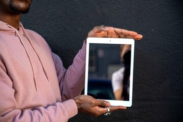 Person holding blank tablet screen. © Rawpixel.com