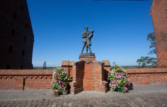 Pomnik - rzeźba na koronie muru w Grudziądzu, Poland, Monument/sculpture on the top of the wall in Grudziądz, Poland