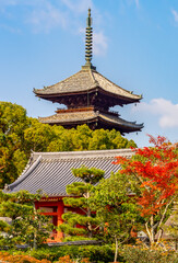 Obraz premium Pagoda of Ninna-ji temple in autumn, Kyoto, Japan