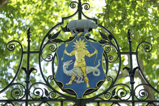 The Greek god Apollo (god of light, healing and medicine) with an arrow, bow and a halo, the coat of arms of the Worshipful Society of Apothecaries on the entrance gate, Chelsea Physic Garden, a historic botanical garden and the oldest botanical garden in London, founded in 1673 by the Worshipful Society of Apothecaries, Chelsea, England, United Kingdom