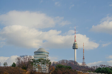 Obraz premium SEOUL SOUTH KOREA - November 22, 2025: Seoul Tower on sky background . also known as Namsan Tower is a communication and observation tower located on Namsan Mountain. copy space