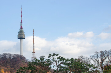 Obraz premium SEOUL SOUTH KOREA - November 22, 2025: Seoul Tower on sky background . also known as Namsan Tower is a communication and observation tower located on Namsan Mountain. copy space