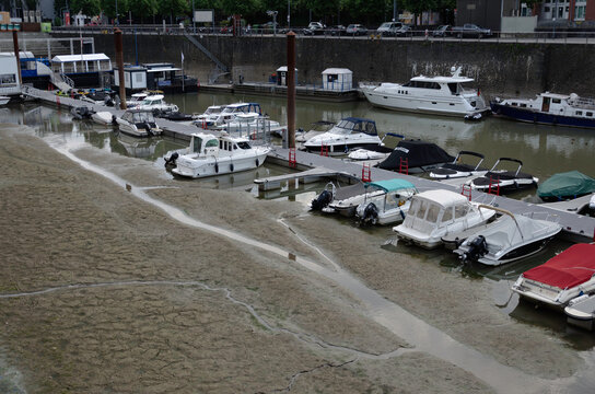 Boote liegen im K&ouml;lner Jachthafen auf Grund