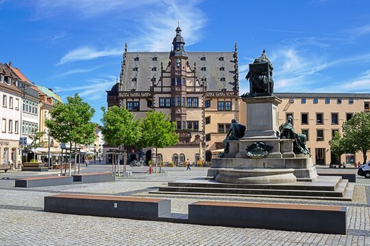 schweinfurt, deutschland - marktplatz mit  r&uuml;ckert-denkmal und altem rathaus