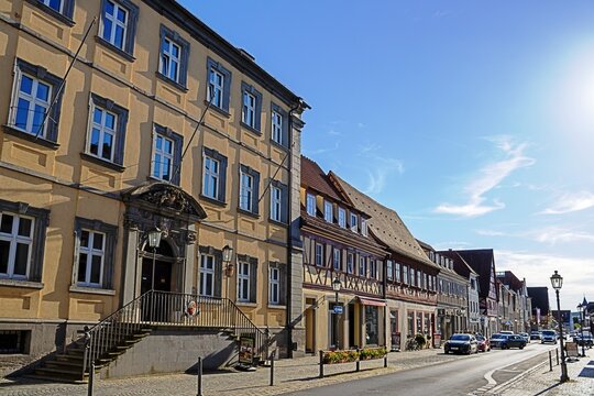 ha&szlig;furt, deutschland - tadtpanorama mit altem rathaus