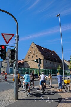 schweinfurt, deutschland - fahrradweg und rote ampel