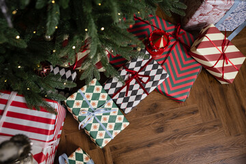 Obraz premium There are bright Christmas boxes under the tree, a New Year's gift