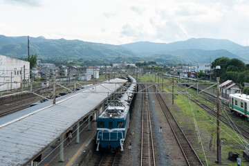 秩父鉄道寄居駅に入線する青い機関車 © Chiho Oki