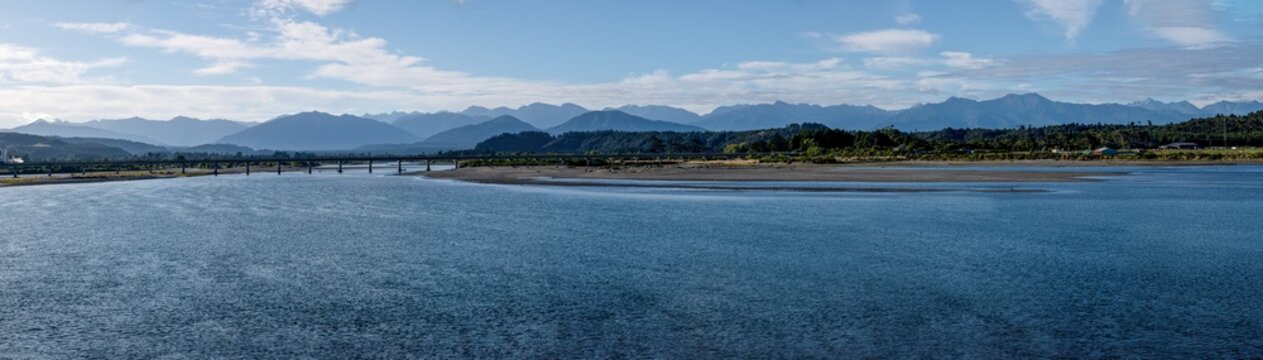 Hokitika River mit Flussbr&uuml;cke und S&uuml;dlichen Alpen im Hintergrund, Hokitika, Westk&uuml;ste, S&uuml;dinsel, Neuseeland