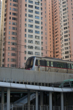 香港の地下鉄が走る風景