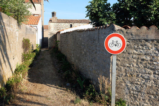 vue du village de Saint Denis sur l'&icirc;le d'Ol&eacute;ron en Charente Maritime en France
