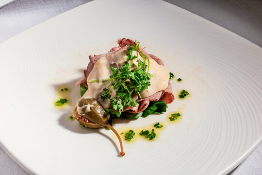 Piatto di vitello tonnato con capperi