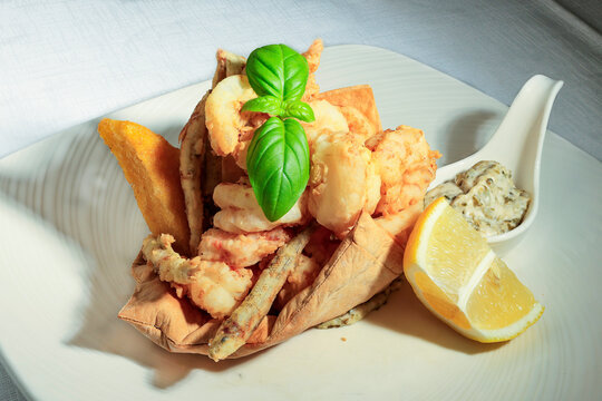Frittura di mare con polenta e una foglia di basilico