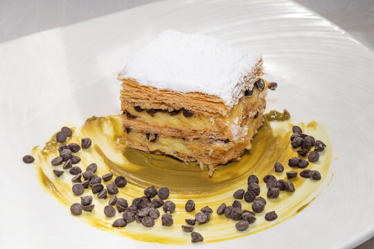 millefoglie italiana con crema pasticcera e gocce di cioccolato piu una spolverata di zucchero a velo