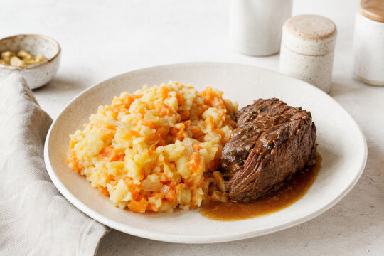  Tafelspitz austr&iacute;aco con carne de res cocida lentamente, servido con una guarnici&oacute;n de verduras y patatas finamente picadas.