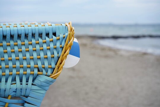 Nahaufnahme vom geflochtenen Muster eines blauen Strandkorbs an der Ostsee