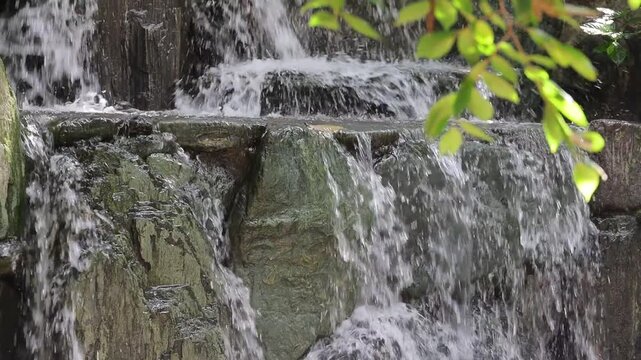 夏に涼しげな森林の滝の流れ