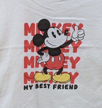 Vista de cerca del estampado de Mickey Mouse de Disney, de pie con el pulgar levantado y el texto MY BEST FRIEND, en una camiseta. Madrid, Espa&ntilde;a, 30 de mayo de 2026