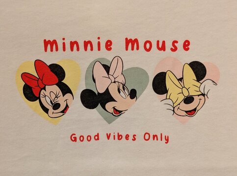 Vista de cerca del estampado de varias caras alegres de Minnie Mouse de Disney con corazones y el texto Good Vibes Only, en una camiseta. Madrid, Espa&ntilde;a, 30 de mayo de 2026	
