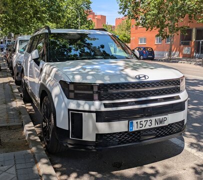 Vista frontal de un autom&oacute;vil todoterreno Hybrid Hyundai Santa Fe aparcado en una calle de Madrid, Espa&ntilde;a, 1 de junio de 2026