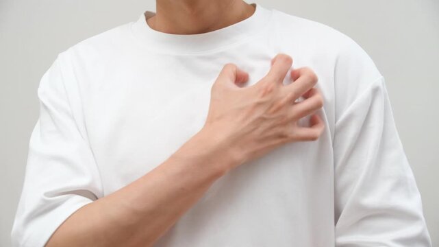 上半身の痒みに悩む男性