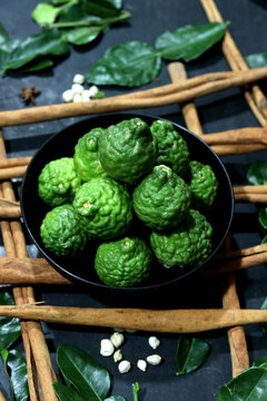 Kaffir lime (kaffir lime juice) has several benefits, both for health and as a cooking ingredient. Its main ingredients include vitamin C, citric acid, antioxidants, and aromatic compounds.

