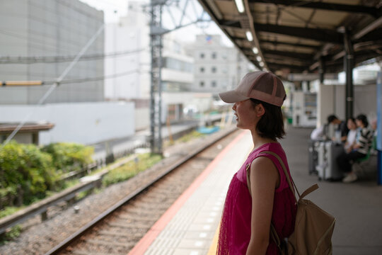 駅のホームで電車を待つ女の子