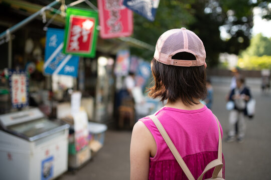 夏祭りの屋台を見つめる女の子の後ろ姿