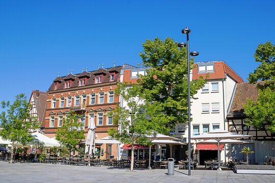 forchheim, deutschland - sanierte h&auml;userzeile in der altstadt