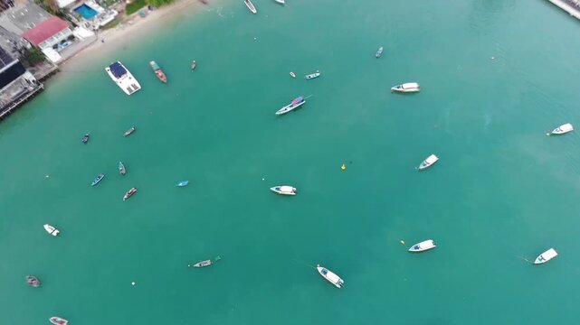 파타야 발리하이 선착장과 분주하게 이동하는 보트&middot;요트의 해양관광 풍경, 태국 파타야 드론 항공동영상

