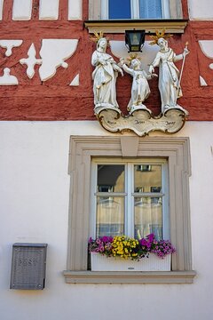 ha&szlig;furt, deutschland - sch&ouml;nes blumenfenster mit drei statuen