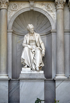 Statua in marmo bianco del poeta Franz Grillparzer seduto all'interno di una nicchia monumentale nel Volksgarten, Vienna, Austria