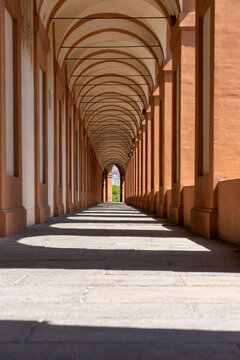 Scorcio prospettico del portico di san luca a Bologna, Italia
