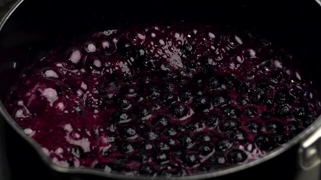 ブルーベリーを煮てジャムを作る