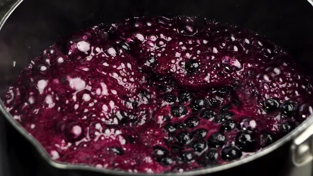 ブルーベリーを煮てジャムを作る