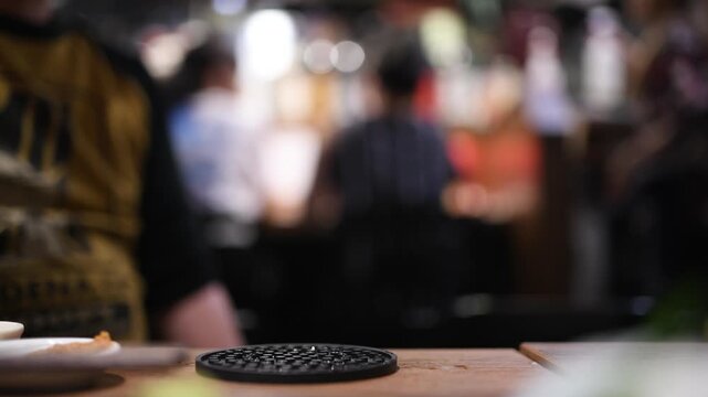 テーブルに置かれたビールジョッキを手に取り飲み干す男性