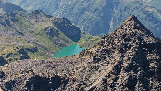 Eaux turquoise d'un lac de montagne entour&eacute; de sommets, Mont Fort, Valais, Suisse
