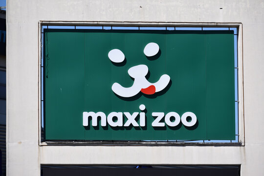 Maxi Zoo pet store with emblem, signage, logo at Atrium Reduta shopping mall. WARSAW, POLAND - APRIL 18, 2026