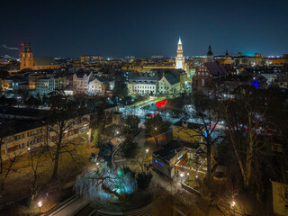 Nocna panorama historycznego centrum Opola z lotu ptaka. Podświetlona Wieża Piastowska, ratusz i zabytkowe kamienice w zimowej, miejskiej scenerii Śląska. © Henryk Niestrój