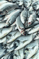 Obraz premium Fresh Gilthead Sea Bream on Ice at Seafood Market